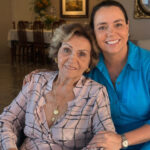 Mãe e filha transformam cuidado com idosos no CE