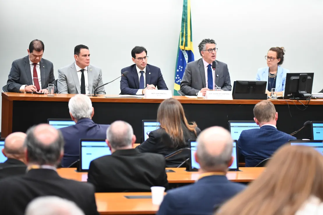 PEC da 6x1 trava em transição e compensações