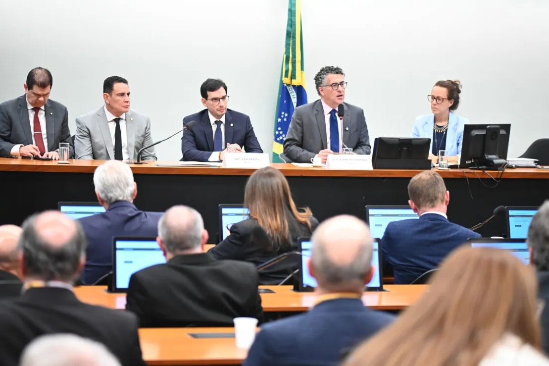 PEC do fim da jornada 6x1 avança na Câmara