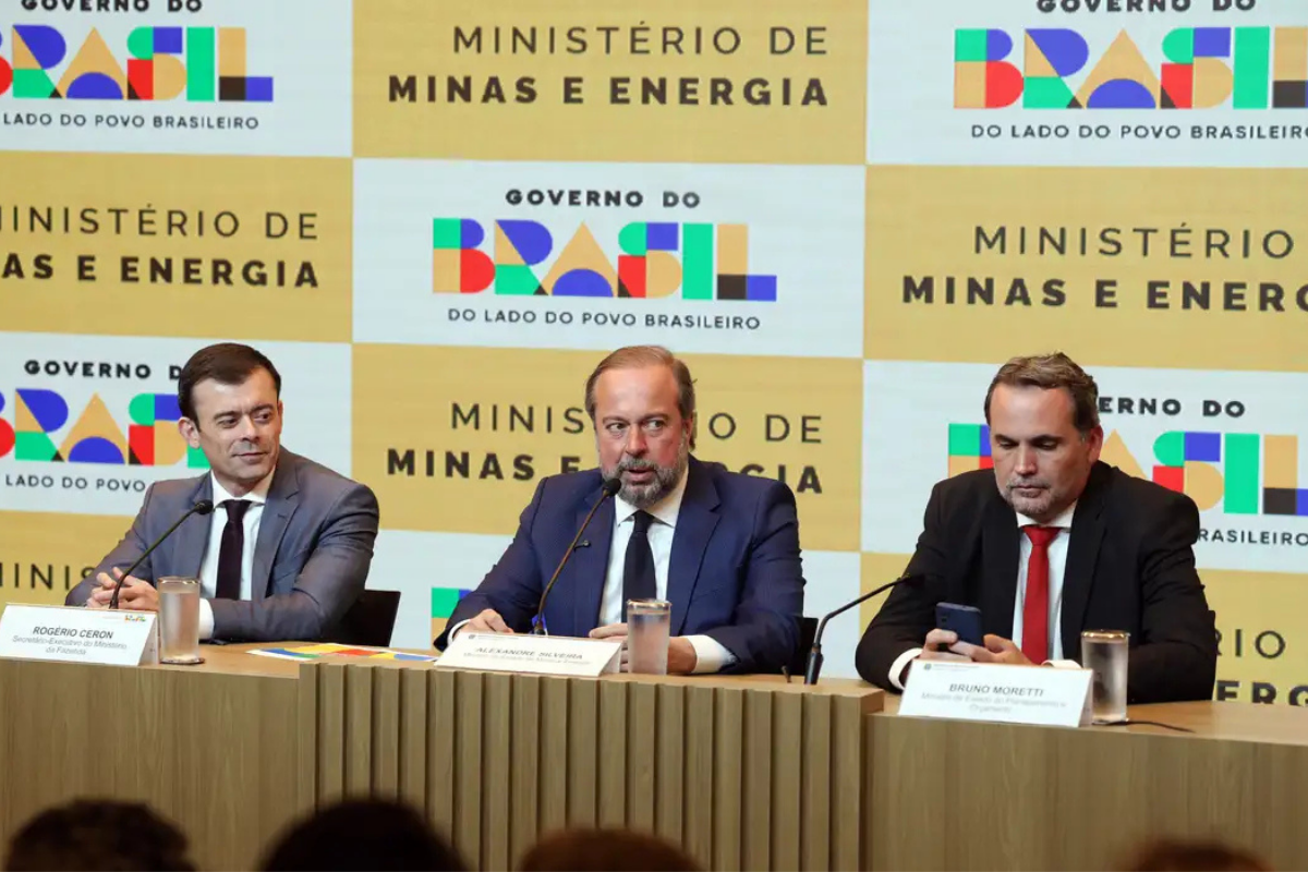 Economia: Governo anuncia subsídio para gasolina