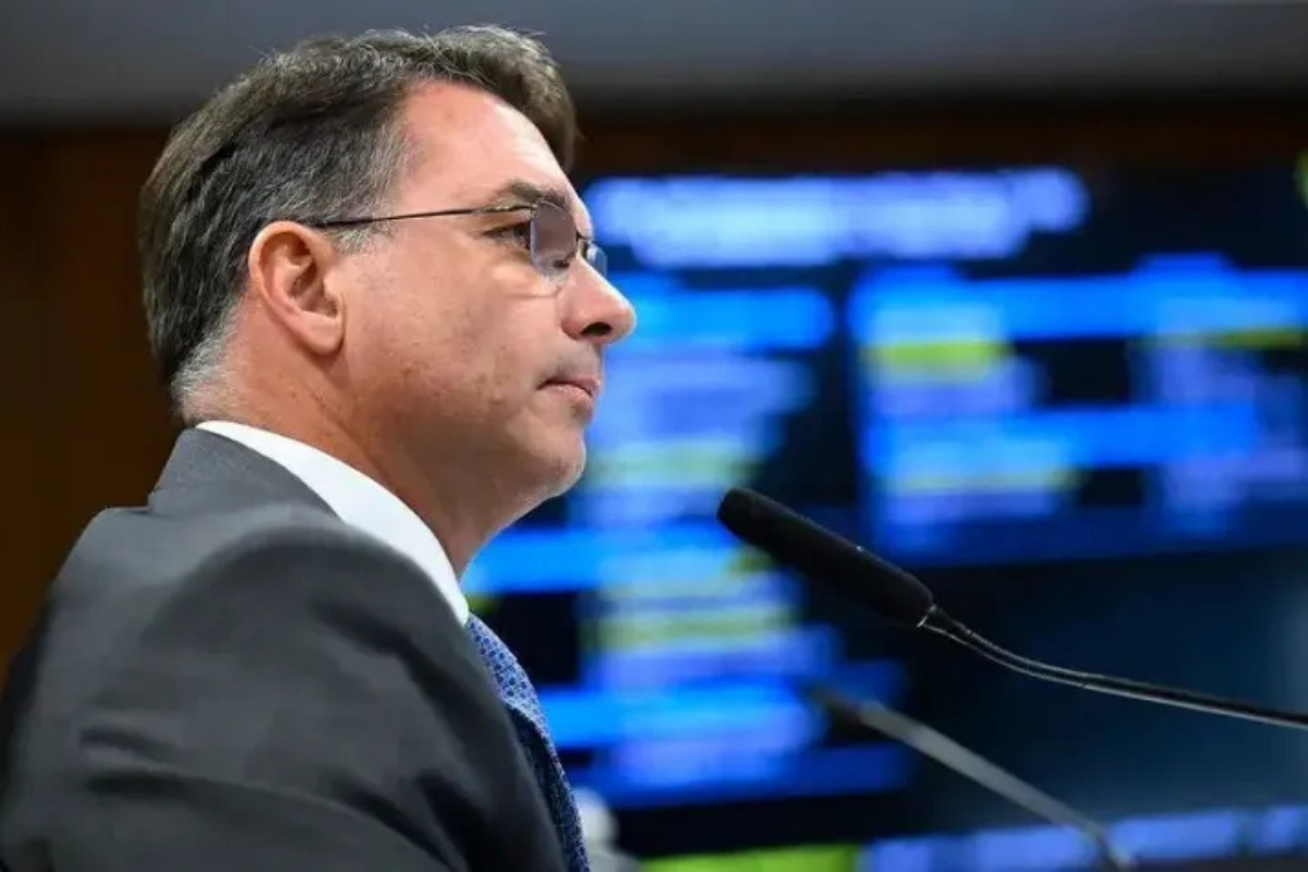 Política: Flávio planeja auditoria após crise