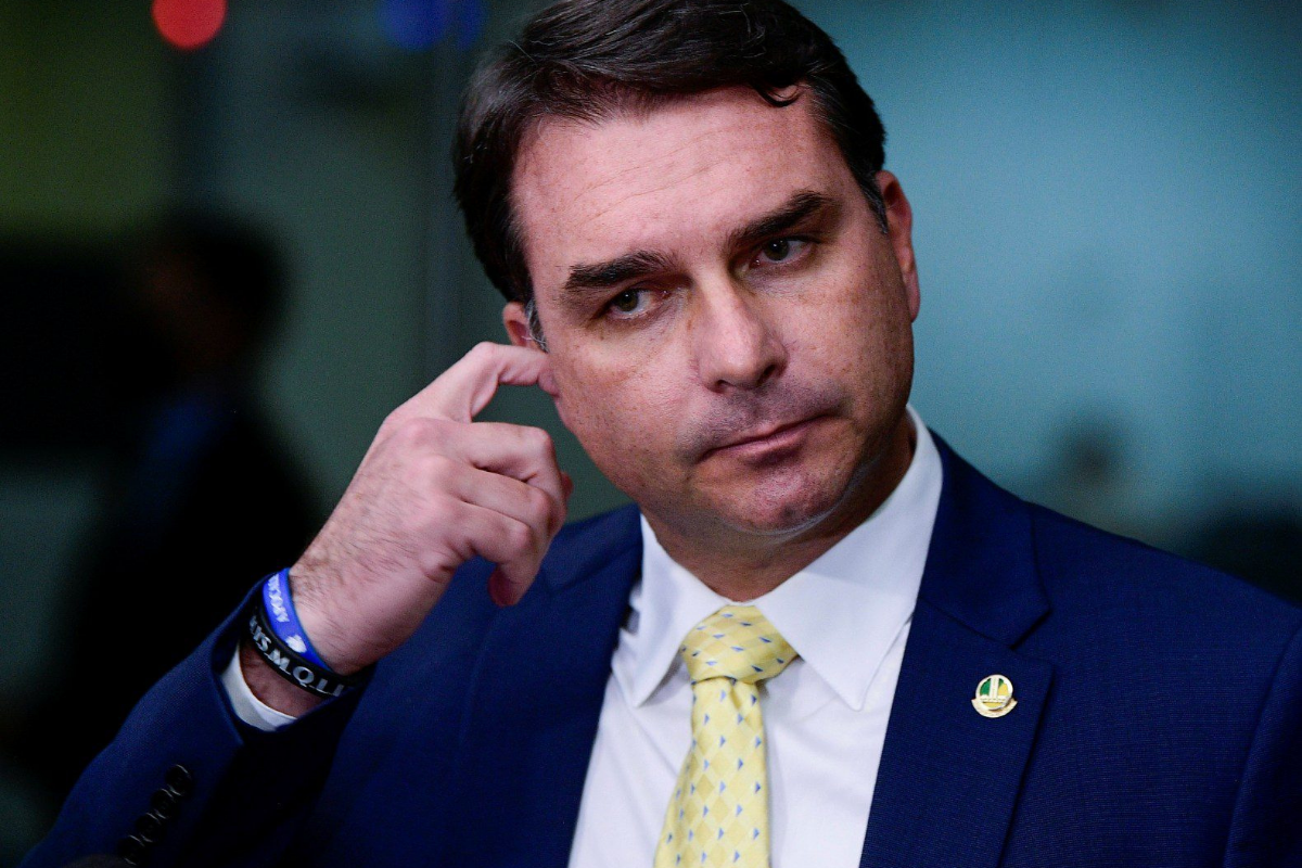 Política: Flávio diz que visitou Vorcaro por filme