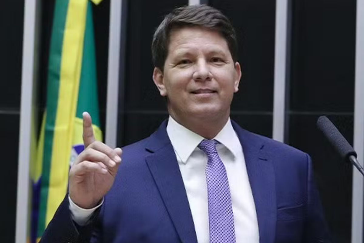 Justiça: Dino cobra Câmara sobre viagem de Frias