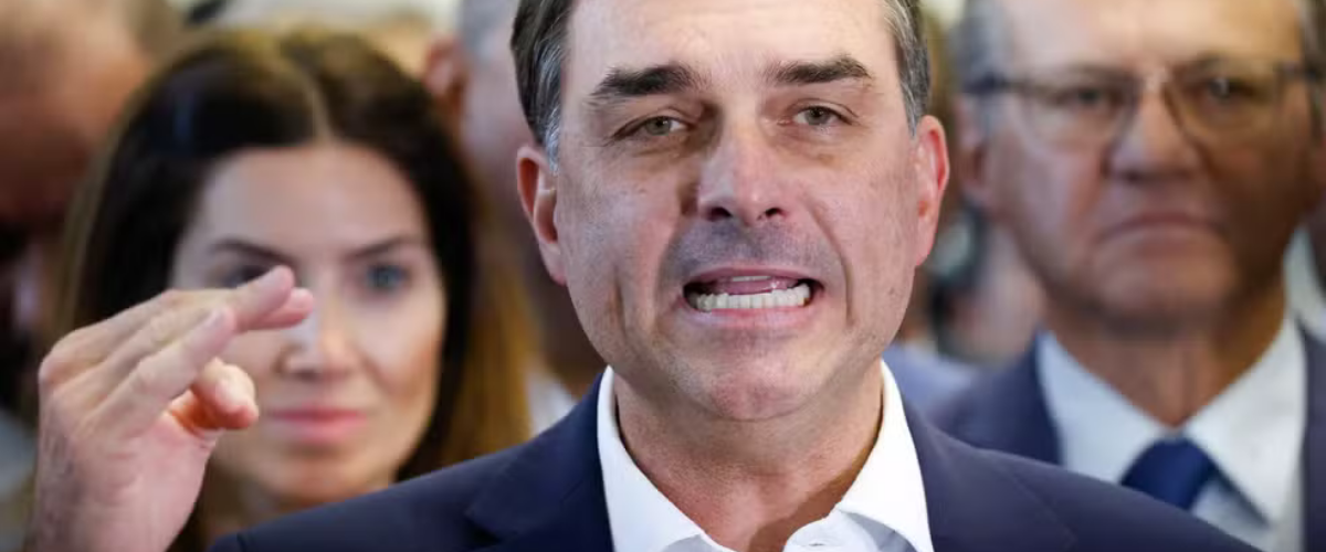 Política: Crise leva Flávio a trocar comando da campanha