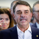 Política: Crise leva Flávio a trocar comando da campanha