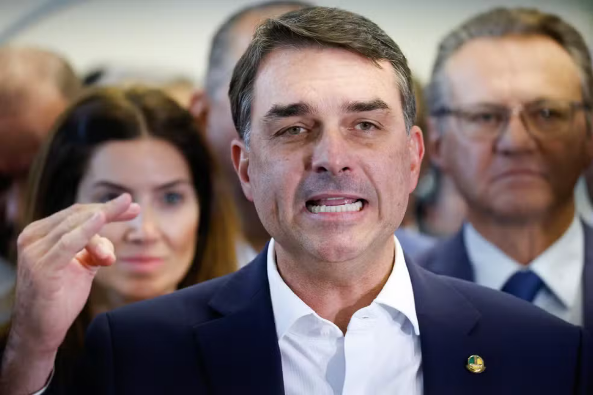 Política: Crise leva Flávio a trocar comando da campanha