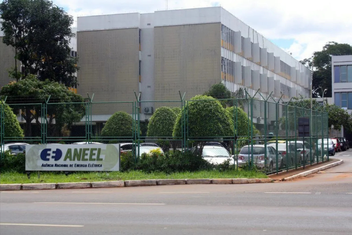 Energia: Aneel mantém bandeira amarela em junho