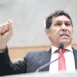 Política: Deputado critica Congresso e defende Lula