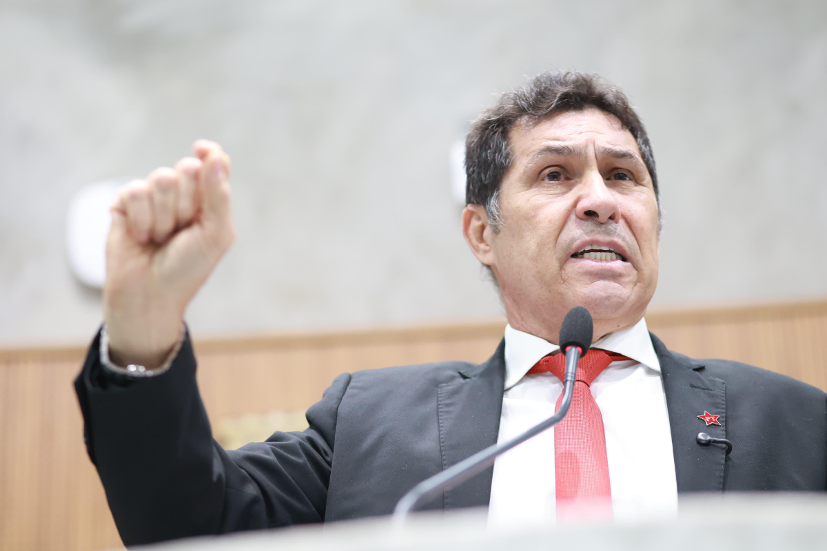 Política: Deputado critica Congresso e defende Lula