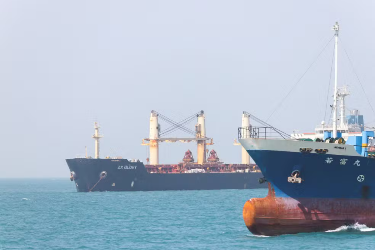Conflito: Petroleiros cruzam Ormuz sob tensão global