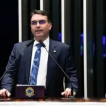 Política: Flávio admite pedido para filme de Bolsonaro