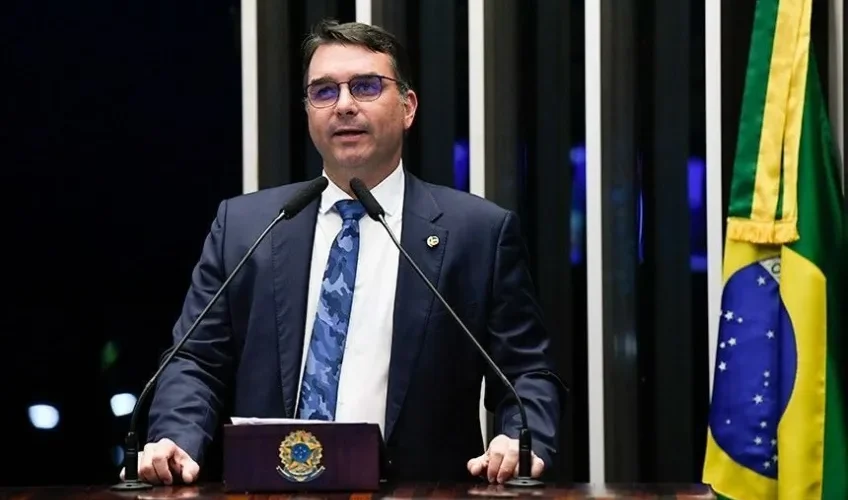 Política: Flávio admite pedido para filme de Bolsonaro