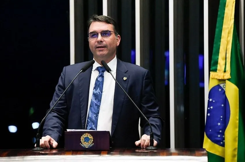 Política: Flávio admite pedido para filme de Bolsonaro