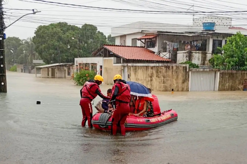 Tempestades em PE deixam mortos e desalojados