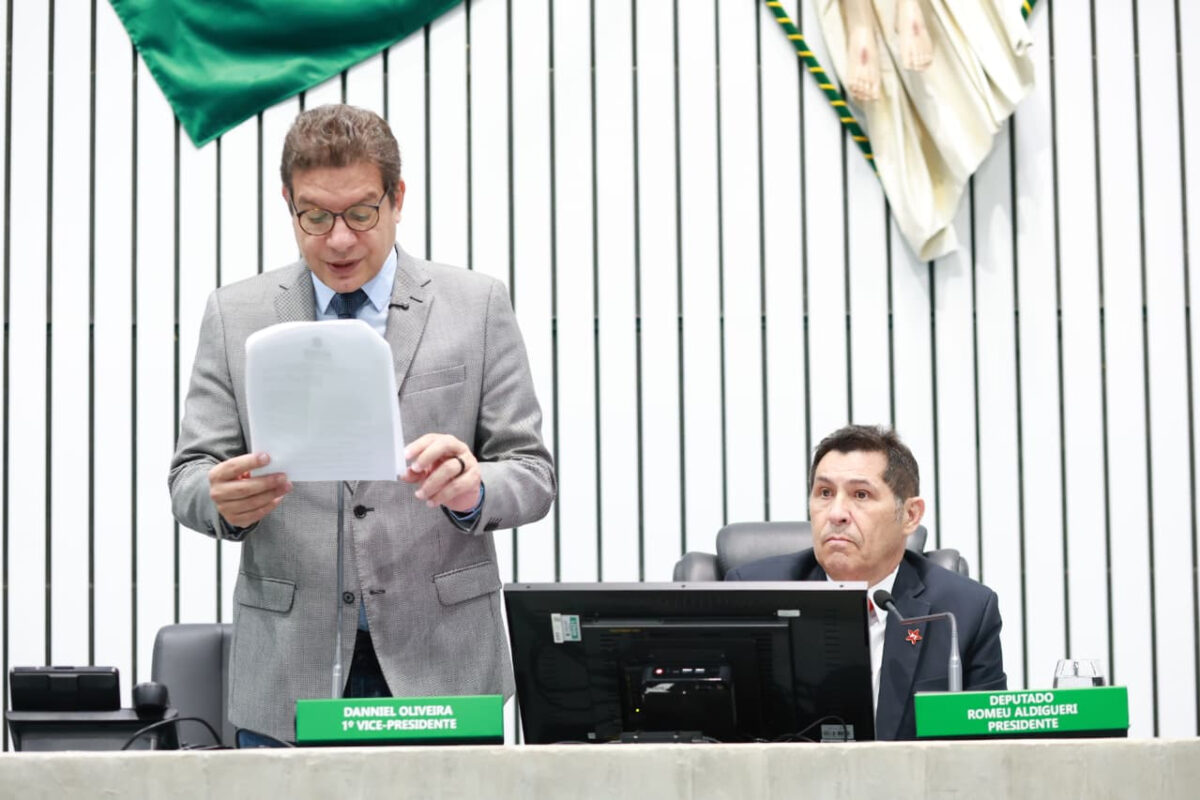 Alece analisa criação de cargos para professores da Uece