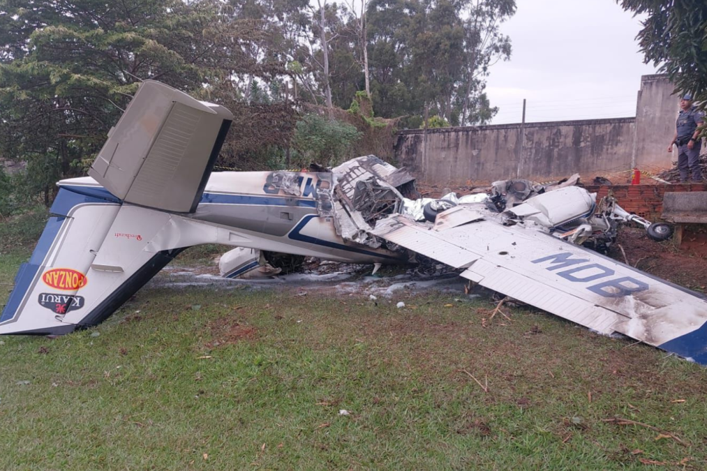 Avião cai após decolar e deixa dois mortos em SP