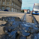 Calor extremo derrete asfalto e paralisa bondes na Alemanha