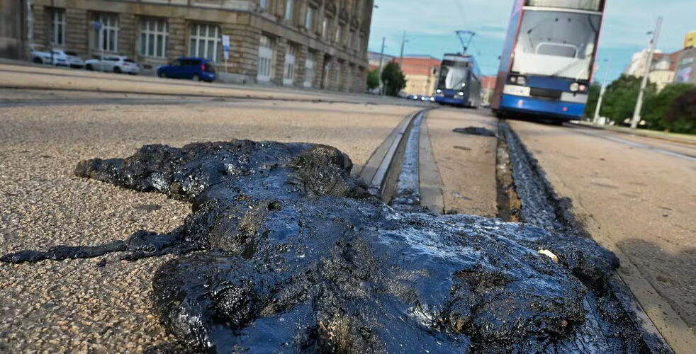 Calor extremo derrete asfalto e paralisa bondes na Alemanha