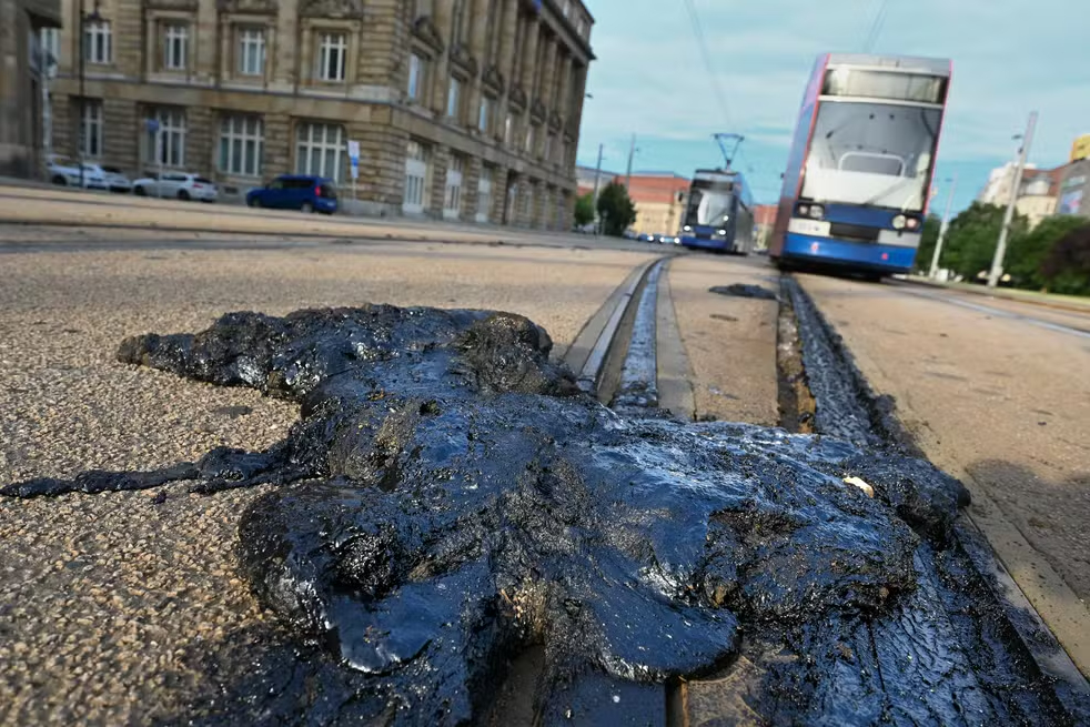 Calor extremo derrete asfalto e paralisa bondes na Alemanha