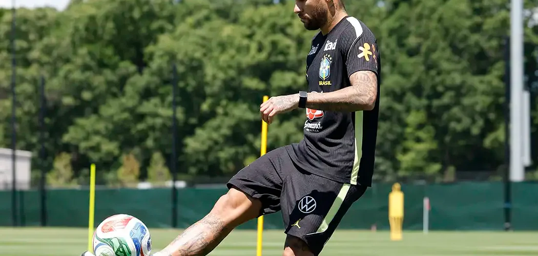 Neymar volta a treinar com a seleção brasileira