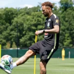 Neymar volta a treinar com a seleção brasileira