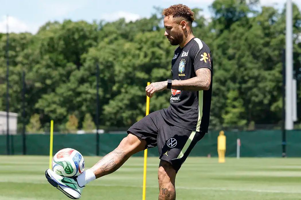 Neymar volta a treinar com a seleção brasileira