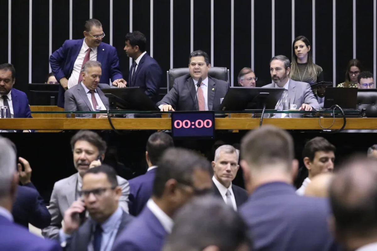 Política: PL e PT lideram pedidos de CPI do Master