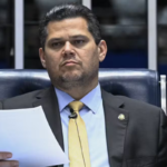 Política: Alcolumbre trava agenda do governo no Senado