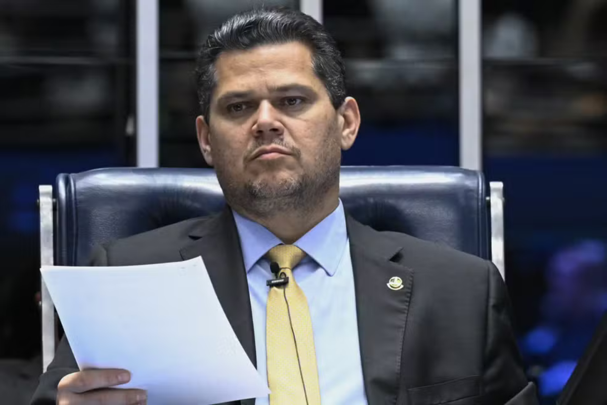 Política: Alcolumbre trava agenda do governo no Senado