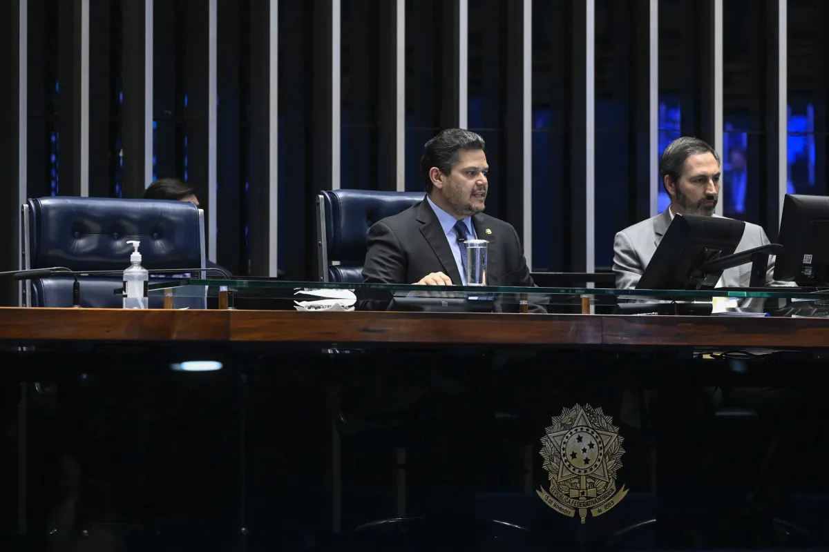 Política: PEC da escala 6x1 trava no Senado