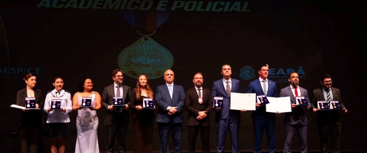 Homenagem: Thales Varela recebe medalha da Aesp