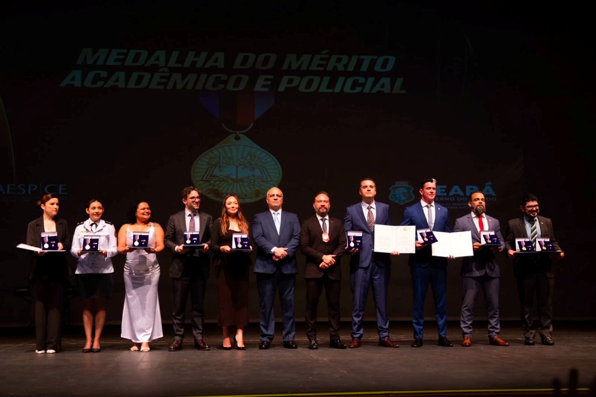 Homenagem: Thales Varela recebe medalha da Aesp