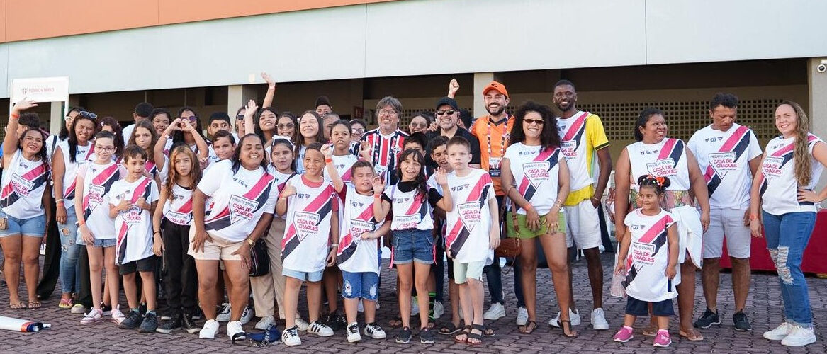Ação leva 500 jovens a jogo do Ferroviário na Série D