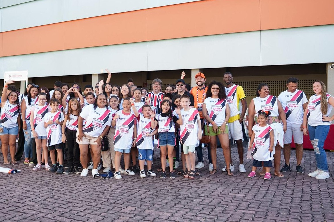 Ação leva 500 jovens a jogo do Ferroviário na Série D