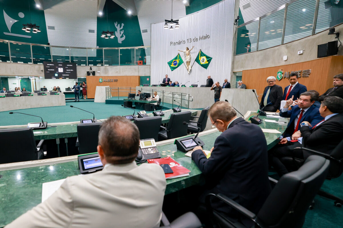Alece aprova 15 projetos de parlamentares