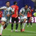 Argentina vira nos acréscimos e avança às quartas