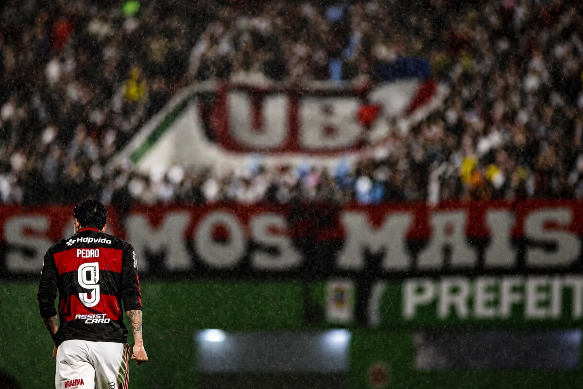 Esporte: Flamengo goleia Chape e mira liderança