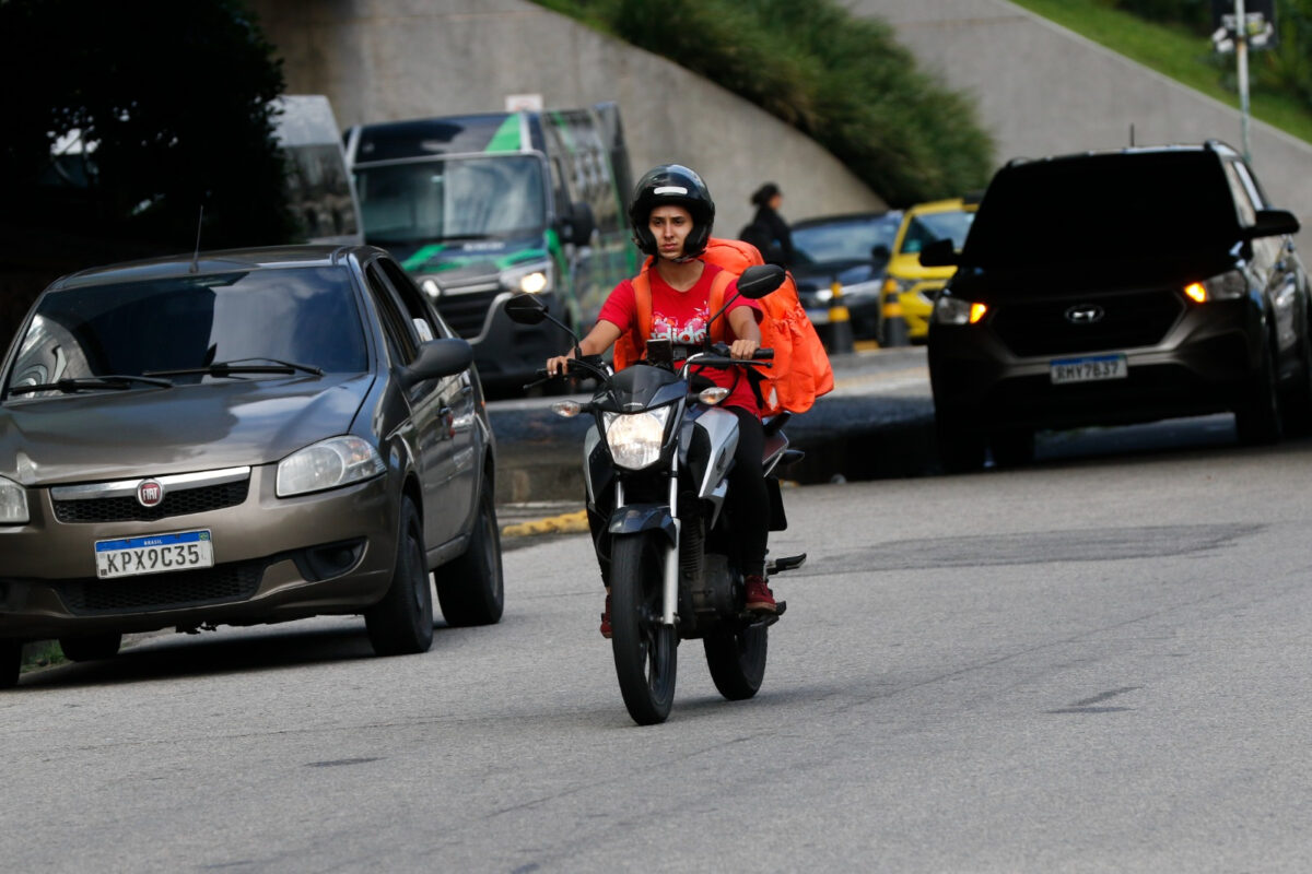 Especialista alerta para lesões nos joelhos de motoristas