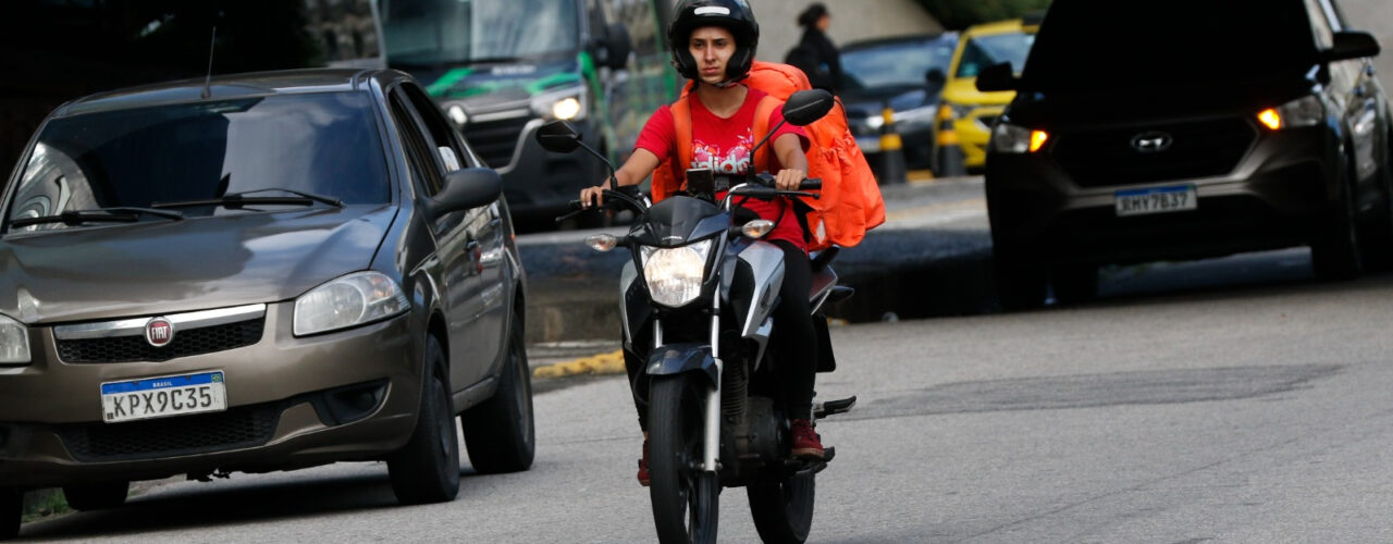 Especialista alerta para lesões nos joelhos de motoristas