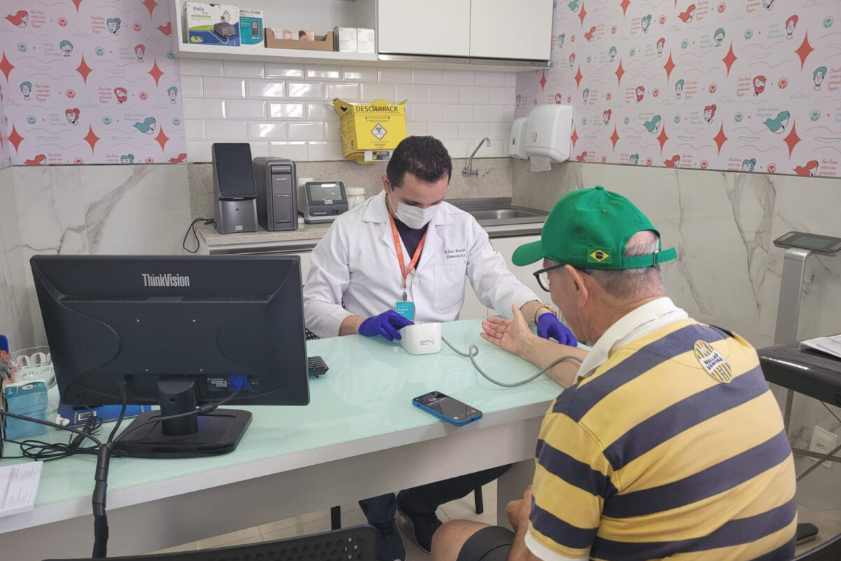 Exames rápidos em farmácias ganham espaço