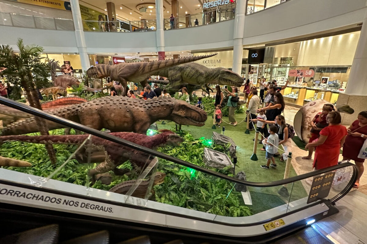 Exposição de dinossauros estreia no RioMar Fortaleza