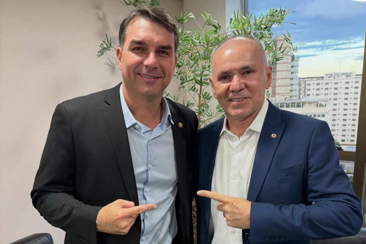 Flávio Bolsonaro cumpre agenda política no Ceará