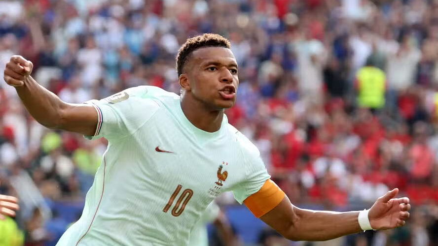 França vence Marrocos e avança à semifinal