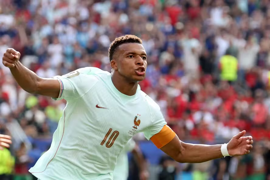 França vence Marrocos e avança à semifinal