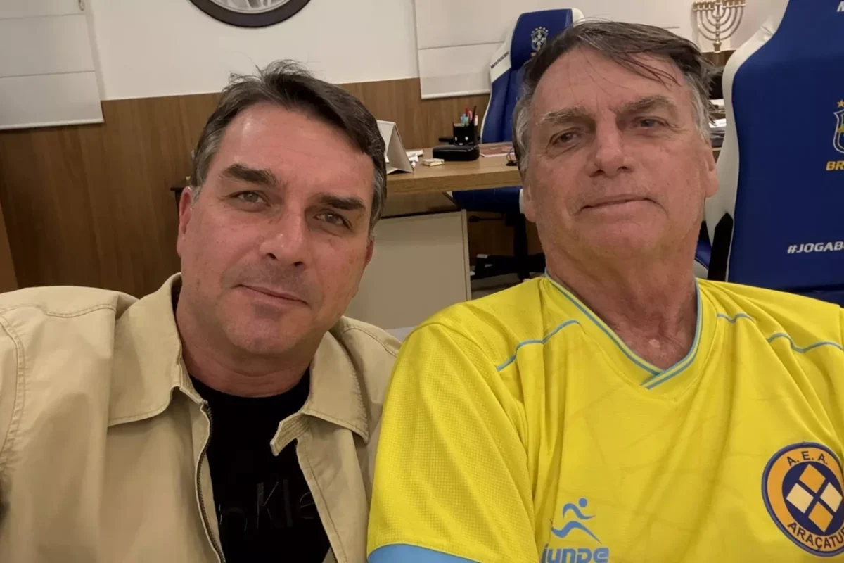 Moraes suspende visitas de Flávio a Bolsonaro