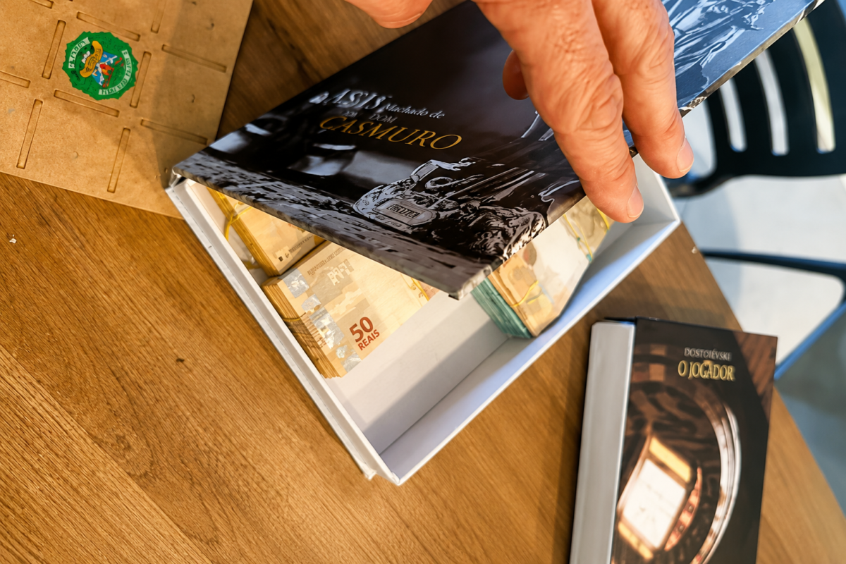 PF apreende dinheiro em livro falso durante operação