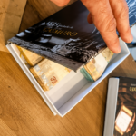 PF apreende dinheiro em livro falso durante operação