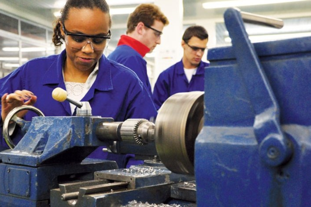 Educação: Ensino técnico amplia empregos e salários