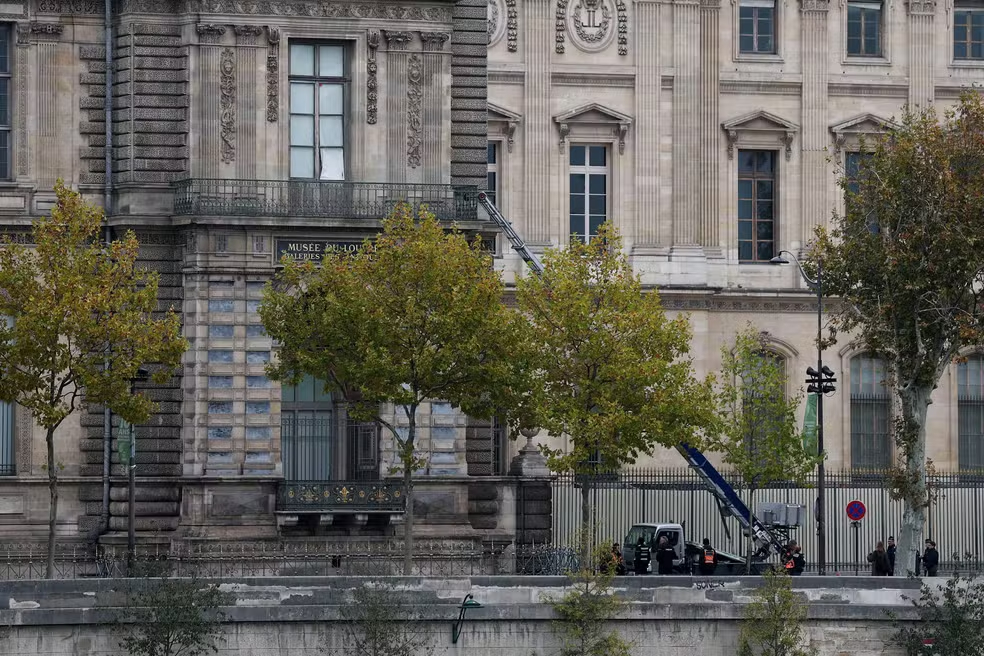 Suspeitos revelam pagamento por roubo ao Louvre