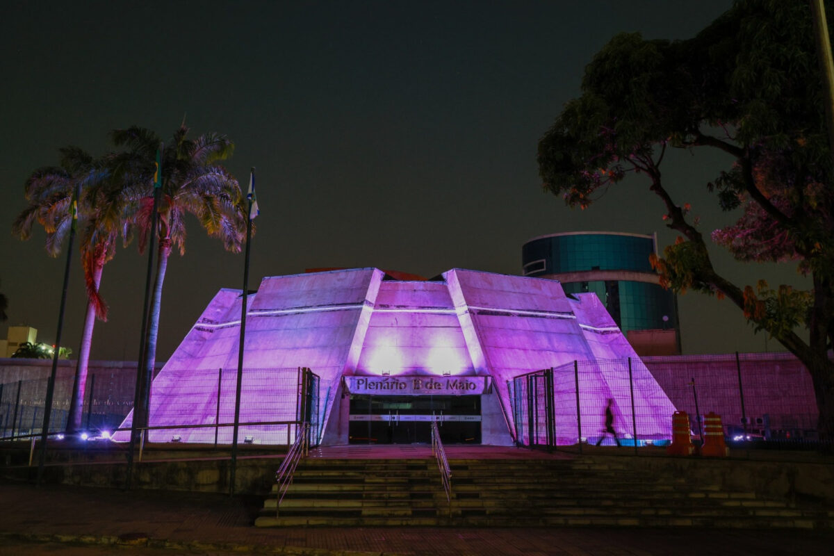 Alece ilumina sede em apoio ao Agosto Lilás